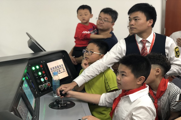 列車模擬倉(cāng),小朋友正在體驗(yàn).jpg 副本.jpg