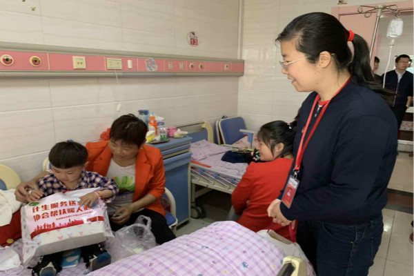 社區工作人員來到病房看望患病兒童_meitu_4.jpg