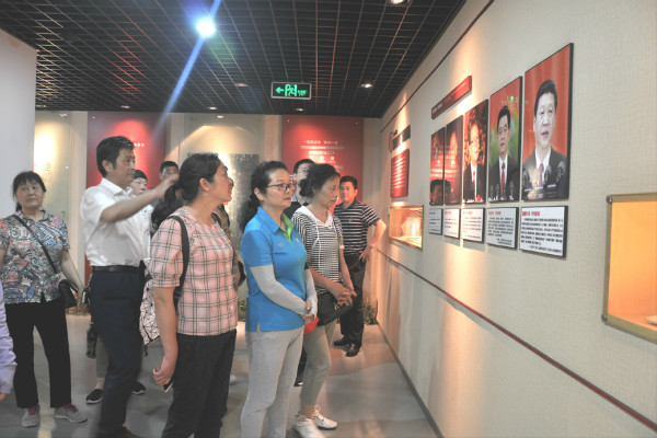 黨員同志們正在參觀中國金陵廉政文化教育館