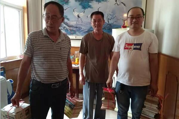 社區(qū)工作人員前來(lái)幫忙搬運(yùn)張國(guó)捐贈(zèng)的書(shū)籍400.jpg