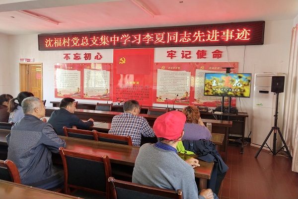 沈福村觀看生如夏花 (2).jpg