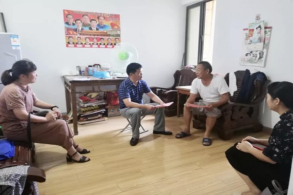 入戶(hù)與黨員交流.jpg