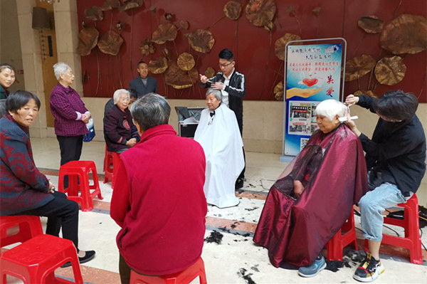 附件2 志愿者為居民理發.jpg