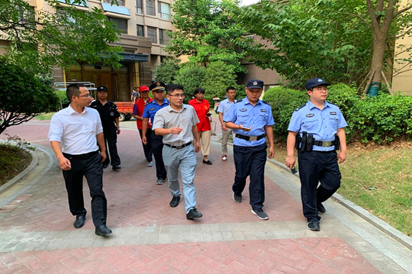 聯(lián)合濱湖派出所、城管中隊、萬象美物業(yè)公司、安達志愿巡邏隊,在萬達臨湖苑各區(qū)開展文明養(yǎng)犬巡查_副本.jpg