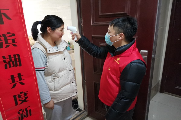 為困難居民定時上門測量體溫 副本.jpg