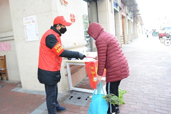 王傳寶為居民發放宣傳單頁 副本.jpg