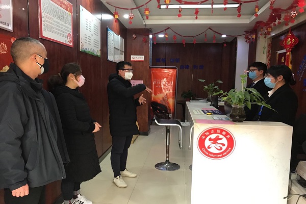 黨員隊伍奔走于項目 副本.jpg