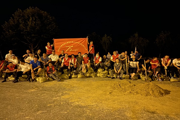 萬(wàn)象美物業(yè)黨支部連夜組織人員參與筑堤1 副本.jpg